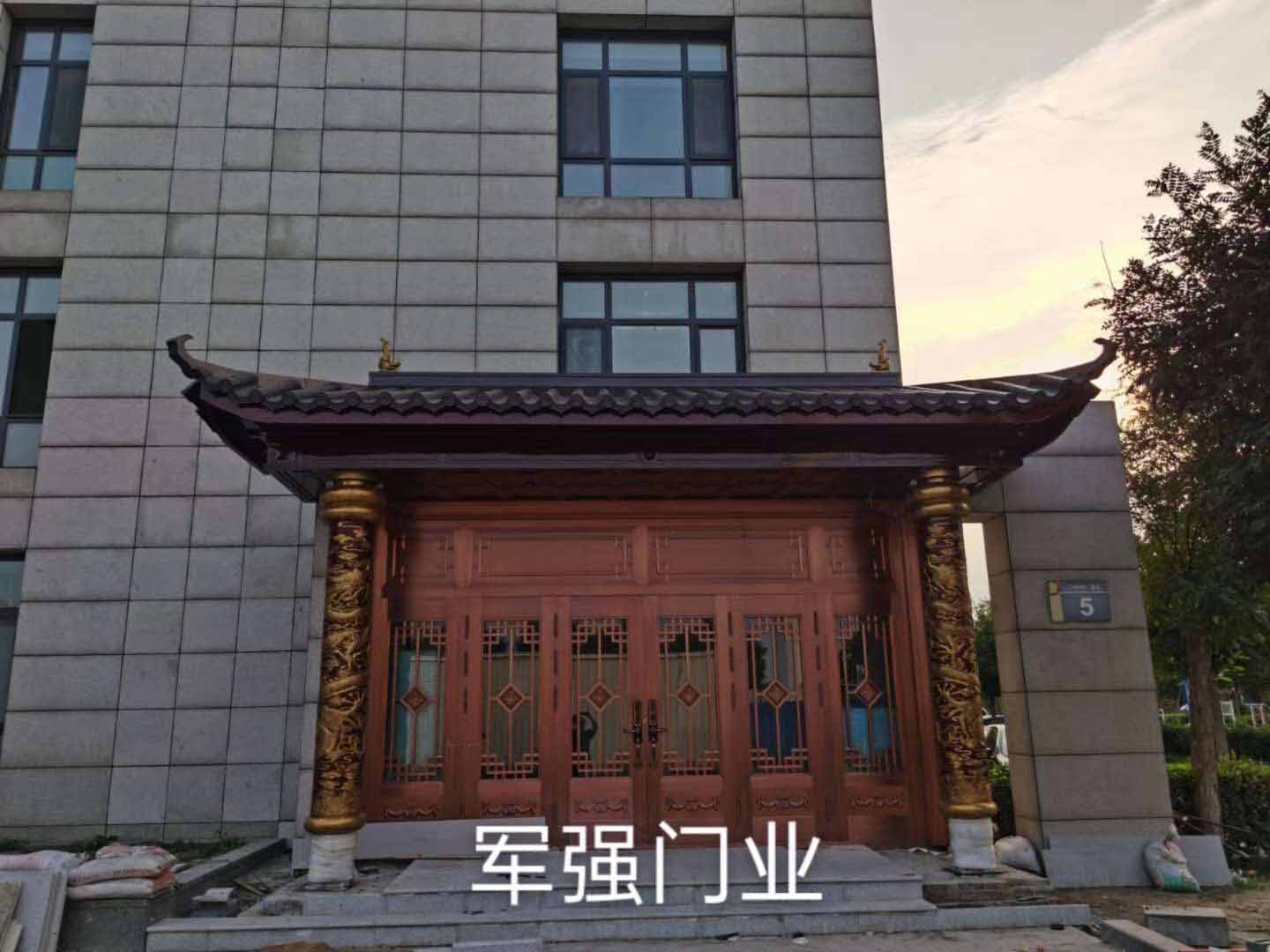 天津獨棟別墅銅門帶雨棚龍柱